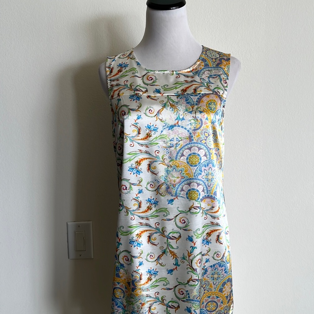 Woman’s dress is Edele fado size 44 maxi white pink
